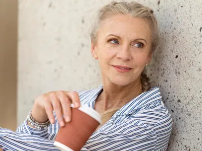 Pensionară la pensie bea cafea - Foto: Freepik