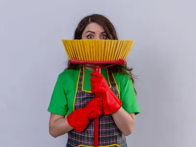 Femeie cu o mătură - Foto: Magnific.com (Imagine cu rol ilustrativ)