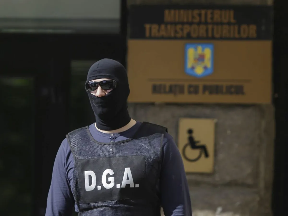 Ofiţer DGA în timpul unei percheziţii - Foto: INQUAM PHOTOS/George Călin