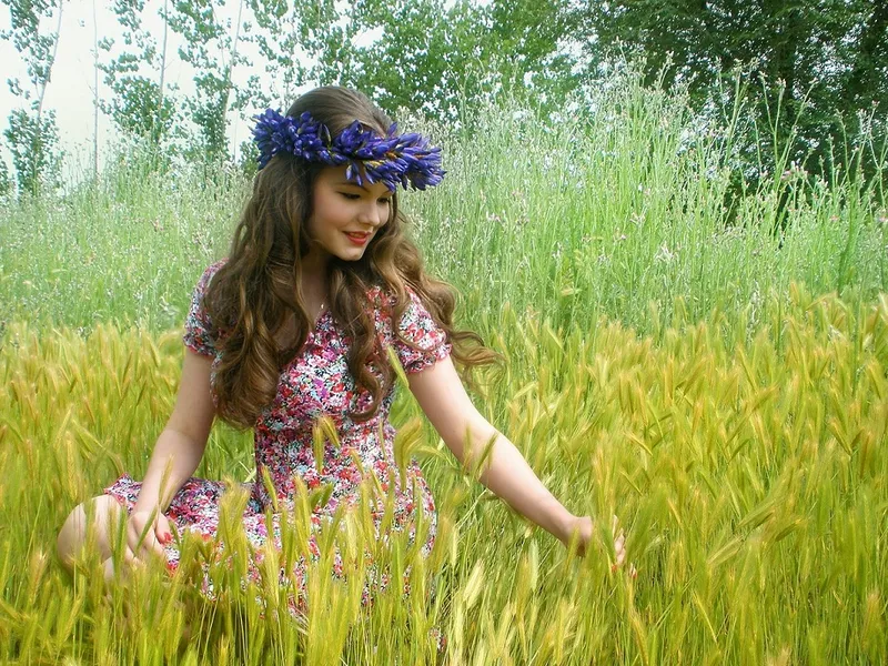 Fetele își împletesc coronițe de flori și culeg plante de leac Foto: Pixabay.com