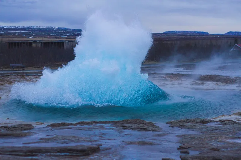 O expresie a energiei geotermale pot fi geizerele, precum Strokkur, din Islanda - Foto: Freepik/wirestock