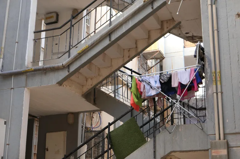 Haine uscate în scara blocului - Foto: Freepik (rol ilustrativ)