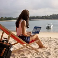 Escrocherie care te lasă fără bani în vacanță. Șeful îți cere date bancare. ”Ignoră mesajul” - Foto: Freepik (rol ilustrativ)