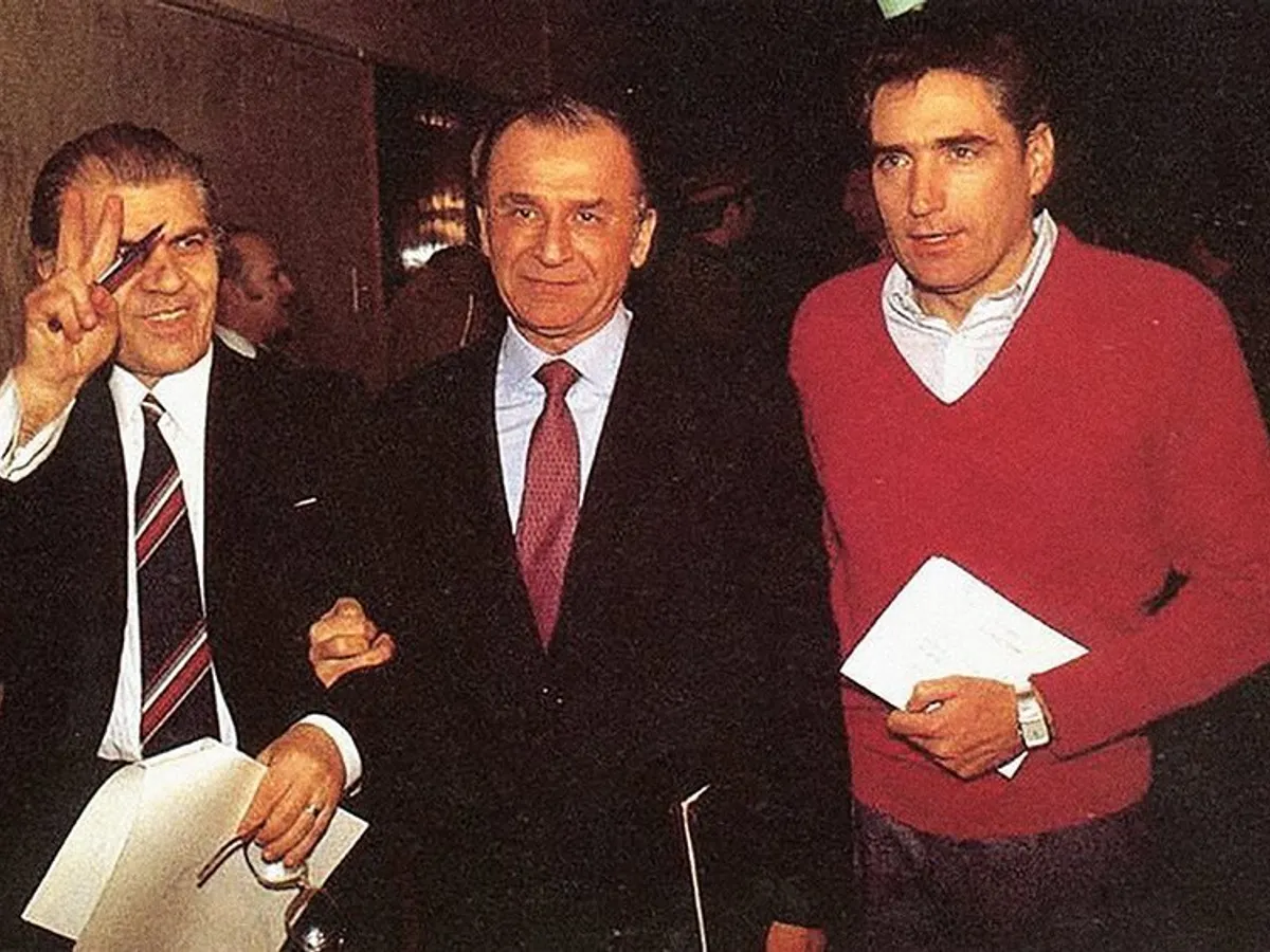 Începuturi
Dumitru Mazilu (stânga), alături de Ion Iliescu și de Petre Roman, în primele zile de după Revoluție