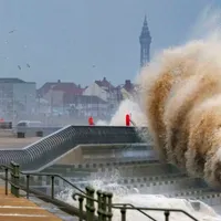 Furtuna Eunice lovește Marea Britanie. A fost anunțat „Cod roșu”. / Foto: inews.co.uk