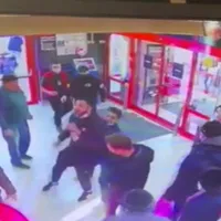 Cum a fost pus la podea un tânăr care a sărit la bătaie când i s-a cerut să poarte masca în magazin Foto: captură Youtube