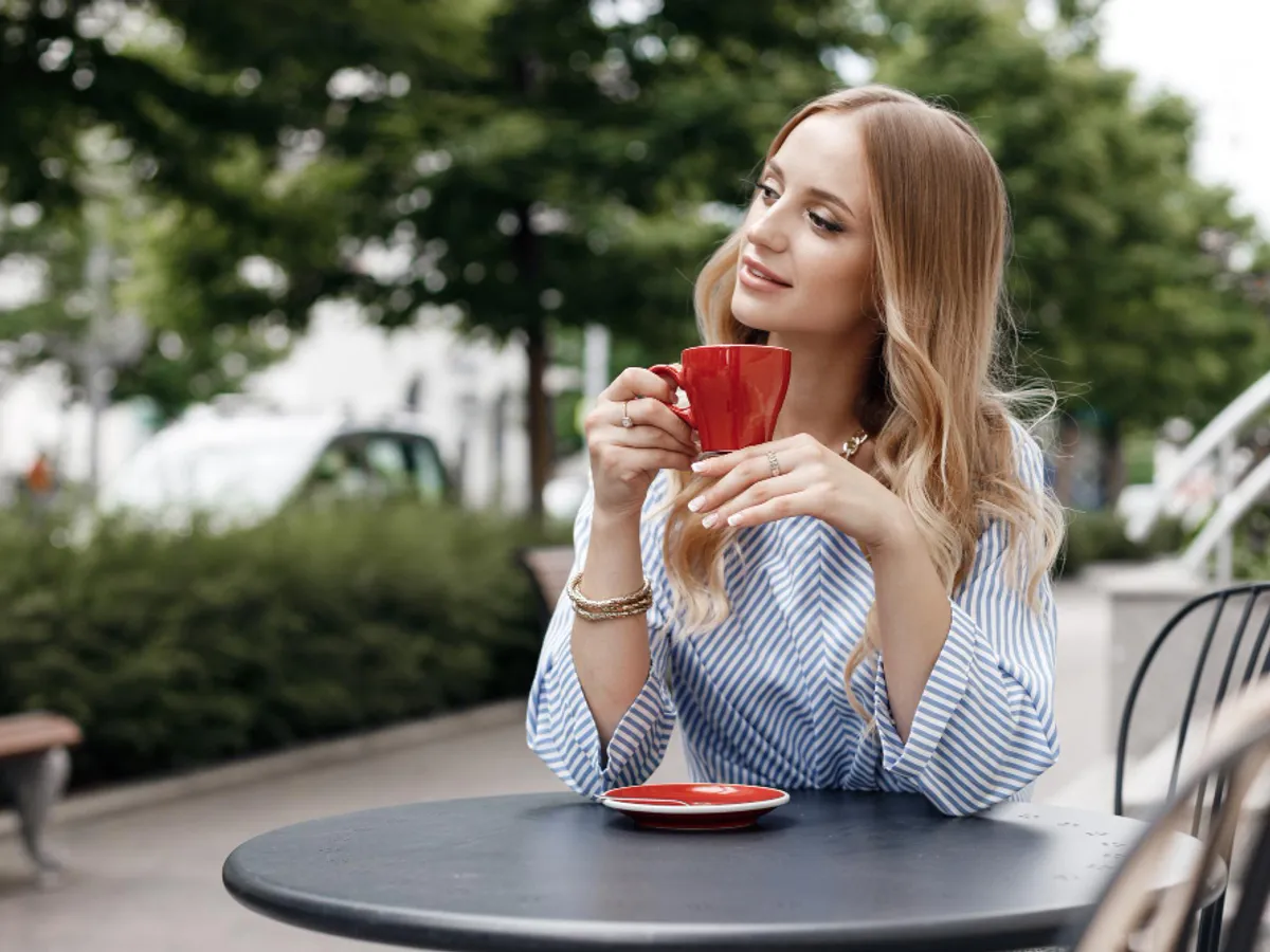 Pauza de cafea a costat-o pe o angajată locul de muncă. Acuzată de angajator că a furat timp