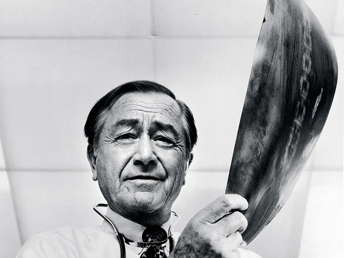Actorul Robert Young, care l-a interpretat pe dr. Marcus Welby în serialul de televiziune din anii ’70.