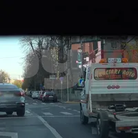 Ioana Marcu, iubita lui Ciprian Marica, are SUV: nu poartă centura și forțează semaforul. / Foto: captură video, spynews.ro