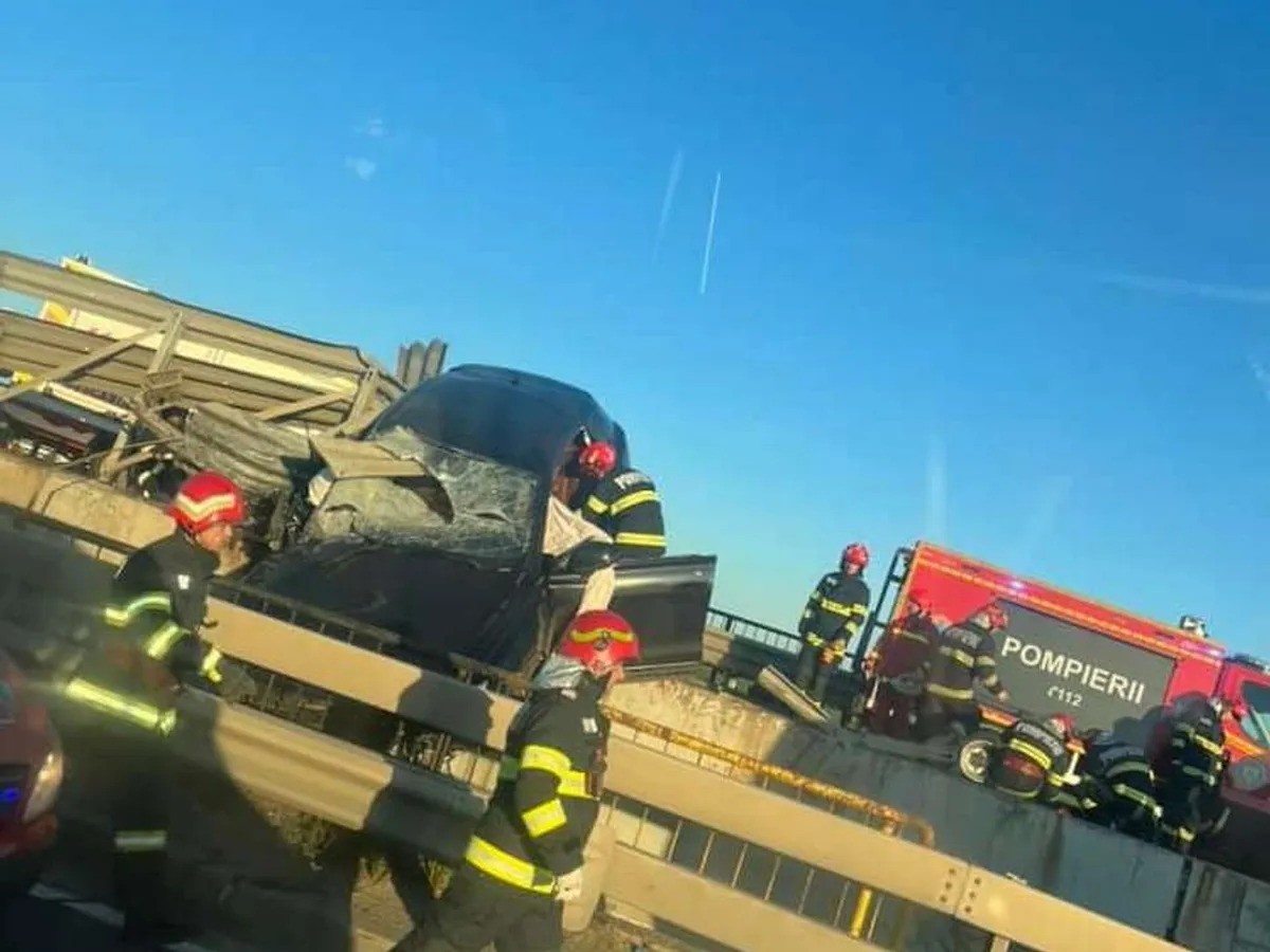 Un șofer de 42 de ani s-a înfipt cu un „tanc” Audi Q8 într-o glisieră de pe DN1. A murit pe loc - Foto: Facebook/Info Trafic 24
