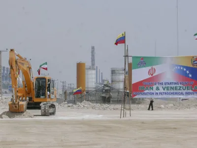 În anul 2007, Mahmoud Ahmadinejad şi Hugo Chavez inaugurau complexul petrochimic Borzouyeh, din portul maritim Asalouyeh, unde acum a fost atcat câmpul gazeifer South Pars - Foto: Profimedia Images