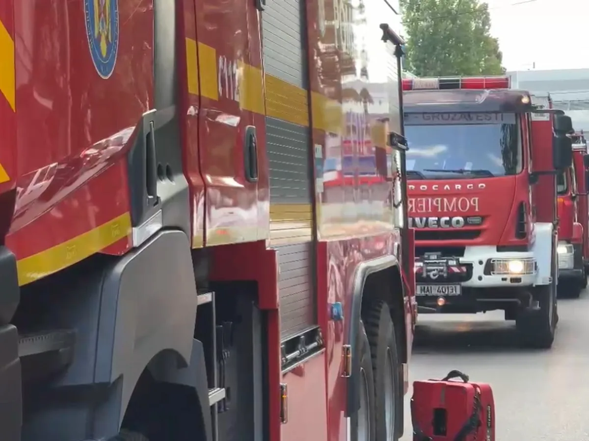 Incendiu masiv într-un bloc din București. Zeci de persoane, evacuate. O femeie și un copil, răniți - Foto: captură ISU B-IF