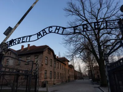 Reacția virală pe net a unor turiste britanice la Auschwitz. De ce au putut să se plângă online
