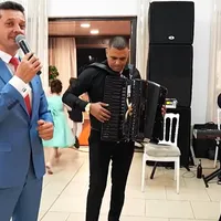 Ziua - primar, noaptea - lăutar. Cine e edilul care cântă la nunți și botezuri? Cum primește banii? - Foto: captură Facebook