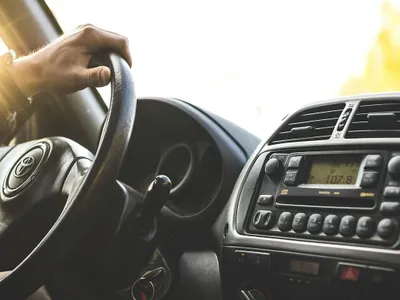 Bărbat la volan, conducându-şi maşina - Foto: Pexels/Sindre Fs