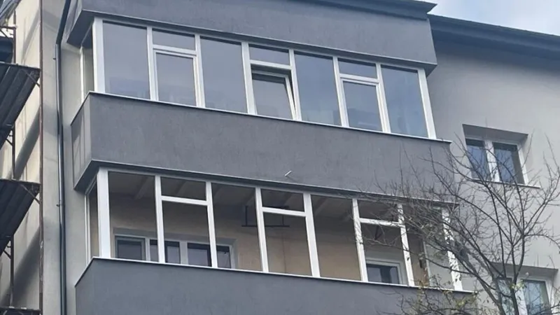 FOTO Locatari lăsați fără geamuri cu lunile - Foto: ZdI