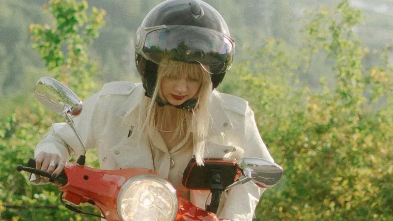 Femeie pe un moped roşu - Foto: Pexels/Anastasia Shuraeva