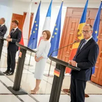 Maia Sandu, susținută de Donald Tusk (de la stânga la dreapta), prim-ministrul Poloniei, președintele francez Emmanuel Macron și cancelarul german Friedrich Merz - Foto: Profimedia Images
