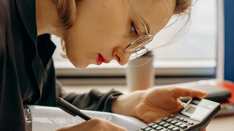 Femeie făcând calcule complicate - Foto: Pexels/Mikhail Nilov