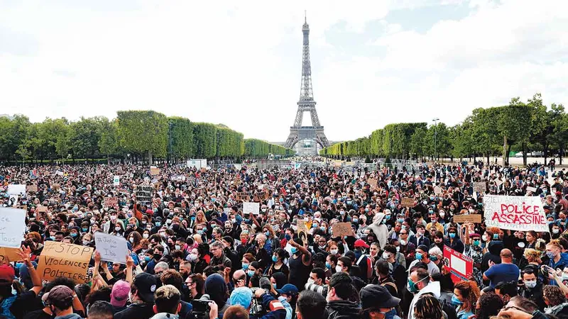 Un protest Black Lives Matter la Paris - unul dintre sutele de proteste din întreaga lume după moartea lui Floyd
