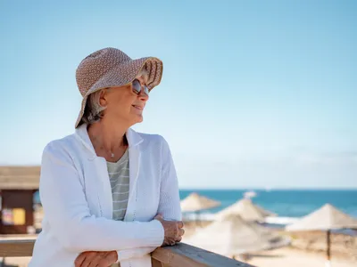 Pensionară în vacanță - Foto: Freepik