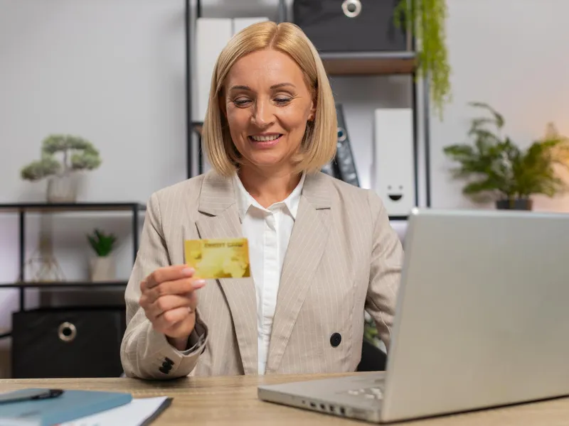 Pensia intă pe card. Un pensionar verifică dacă au intrat banii - Foto: Freepik