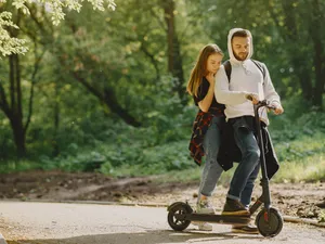 Fată de 14 ani, în comă. A „zburat” de pe trotineta electrică condusă de un băiat. Ce s-a întâmplat? - Foto: Freepik (Imagine cu rol ilustrativ)