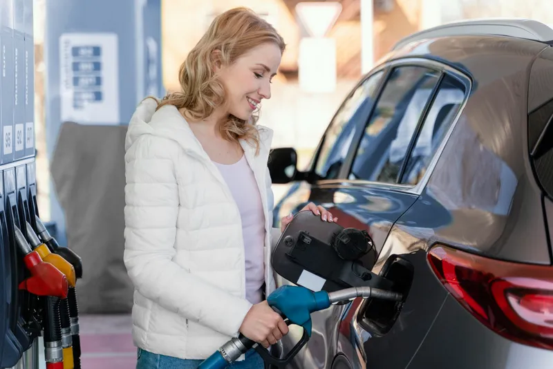 Femeie aliment&acirc;nd - Foto: Freepik