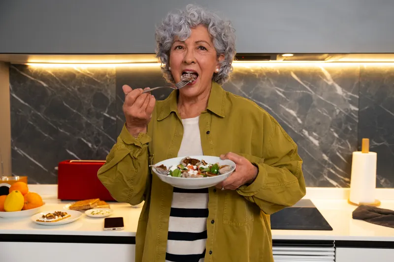 Pensionară m&acirc;nc&acirc;nd la pensie - Foto: Freepik