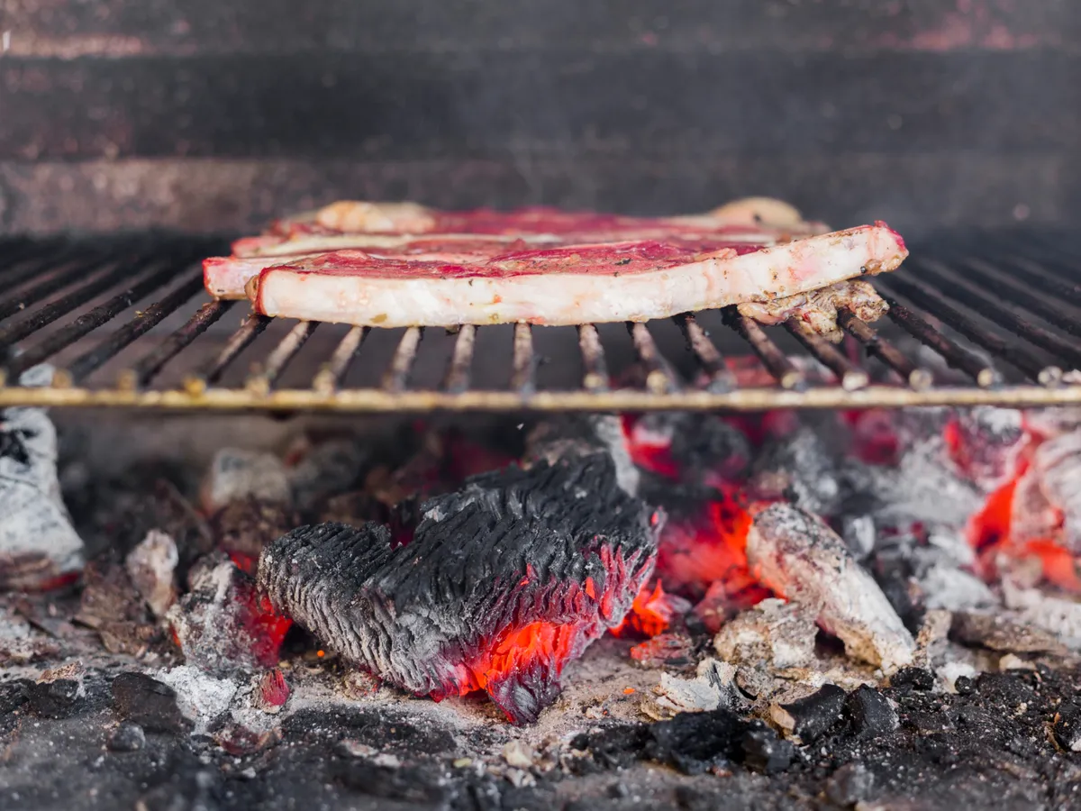 Pune un cub de gheață pe chiftea. Acesta este trucul maestrului la grătar pentru carne suculentă și gustoasă