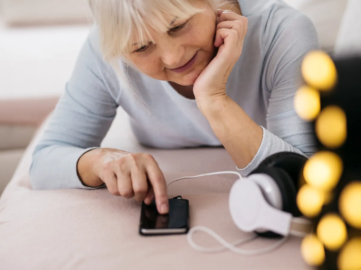 Ce se întâmplă când lași încărcătorul de la telefon conectat tot timpul în priză? Are loc fenomenul „vampir”