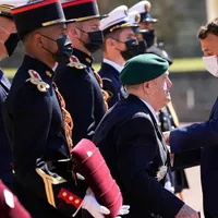 Macron a sărutat veteranii în timpul unei ceremonii pentru acordarea Legiunii de Onoare. Foto www.archyde.com