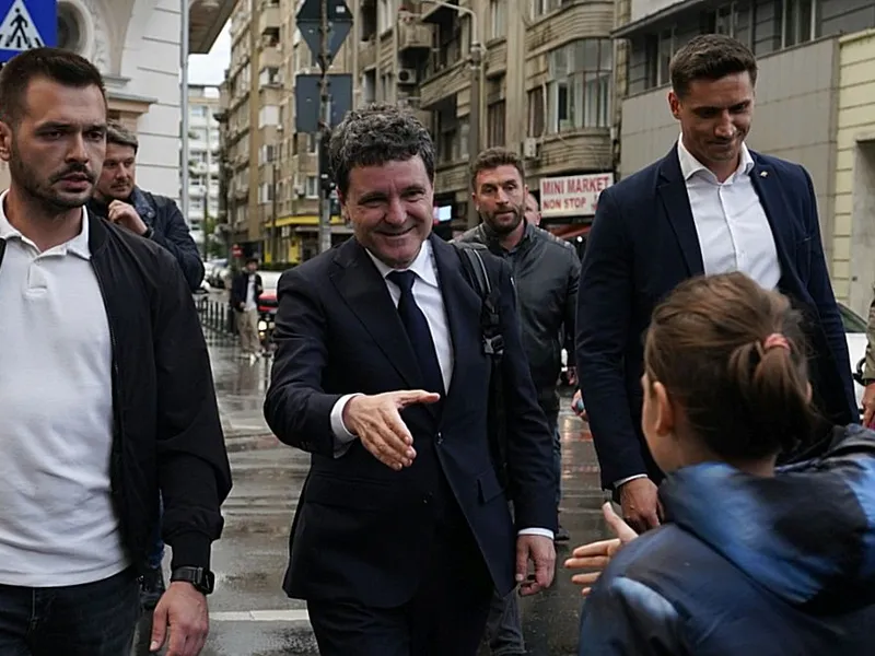 Nicuşor Dan se îndreaptă spre sediul său de campanie - Foto: INQUAM PHOTOS/Pană Tudor