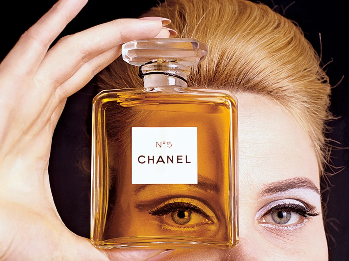 La alegerea numelui pentru parfumul său, Coco Chanel a spus: „Îmi prezint colecția de rochii pe 5 mai, a cincea lună a anului; să lăsăm numele Nr. 5