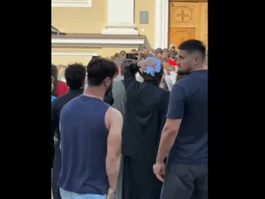 Conflict violent, la Catedrala Mitropolitană din Cernăuți. Mitropolitul Meletie, lovit la cap - Foto: captură video