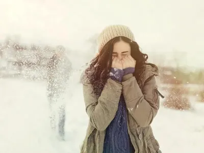 FCod Portocaliu de ploi şi lapoviţă în 6 județe, iar în unele zone Cod Portocaliu de ploi şi lapoviţă în 6 județe, iar în unele zone montane zăpada nou așternută va ajunge și la 50 cm - Foto: Freepik (Imagine cu rol ilustrativ)