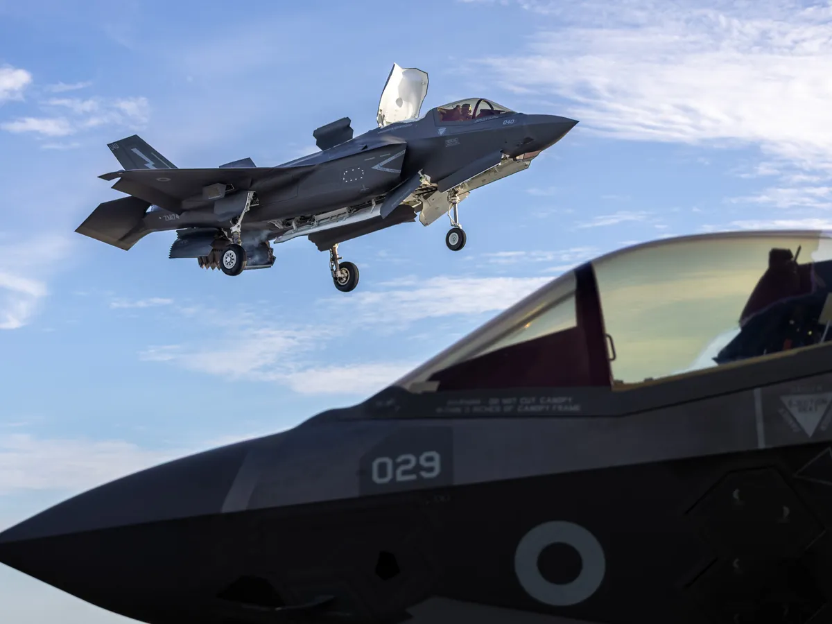 VIDEO 24 de avioane F-35B de 100.000.000$ urcate pe un portavion de 3 miliarde $. Ce misiune au?