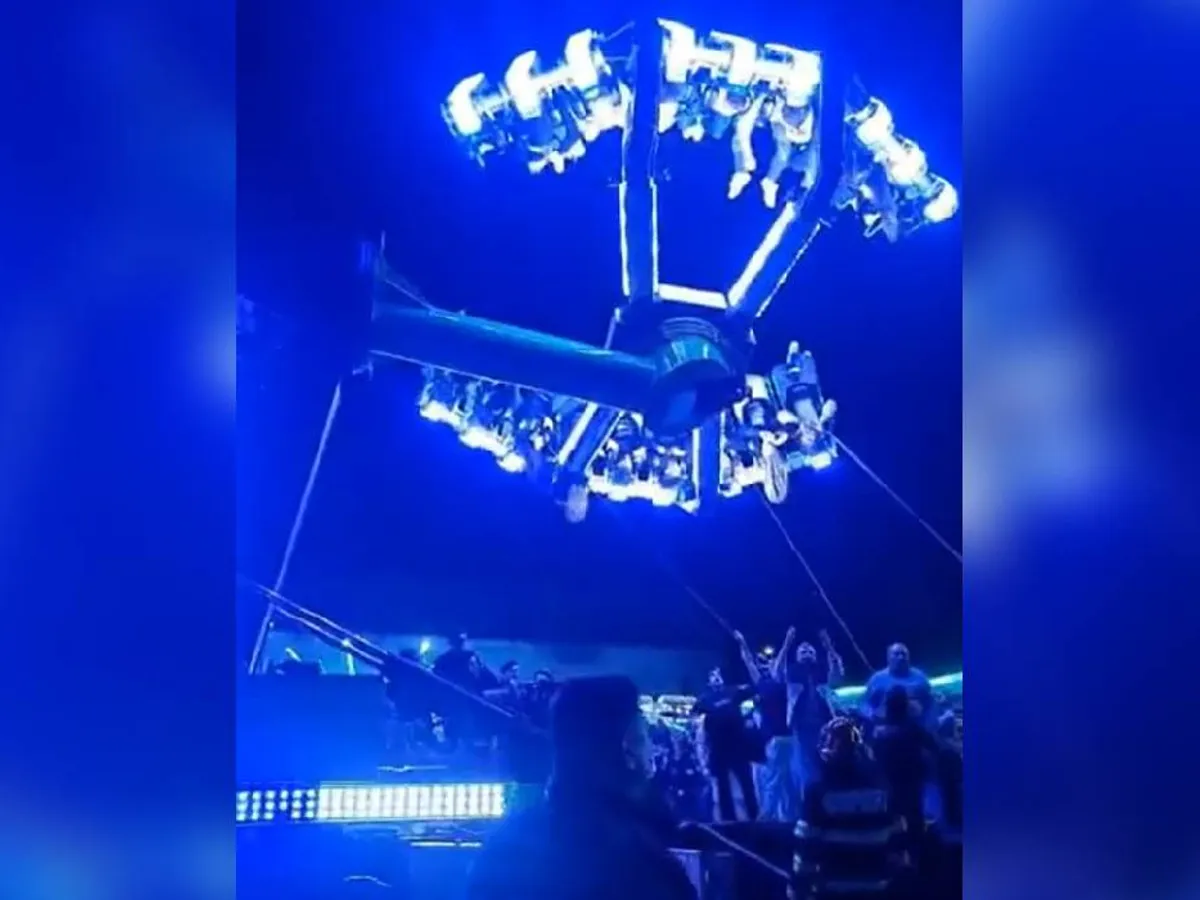 Incident grav la Caransebeș: 17 tineri au rămas blocați cu capul în jos 40 de minute într-un carusel defect