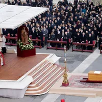 Trupul fostului papă Benedict al XVI-lea, depus în Piața Sfâtul Petru - Foto: Profimedia