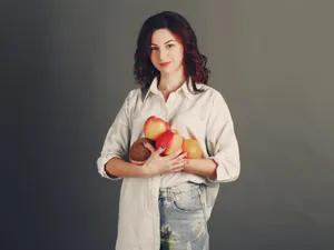 Fructul toamnei cu păr care produce tone de colagen și te scapă de răceală. Îl iei din copac - Foto: Freepik