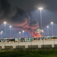 57 de mașini electrice americane, Rivian, noi-nouțe, au ars singure în curtea fabricii - Foto: 25newsnow.com
