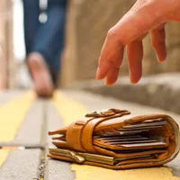 Ce a făcut o femeie după ce a găsit pe stradă un portofel plin cu bani? A intervenit Poliția - Foto: Profimedia Images (imagine cu rol ilustrativ