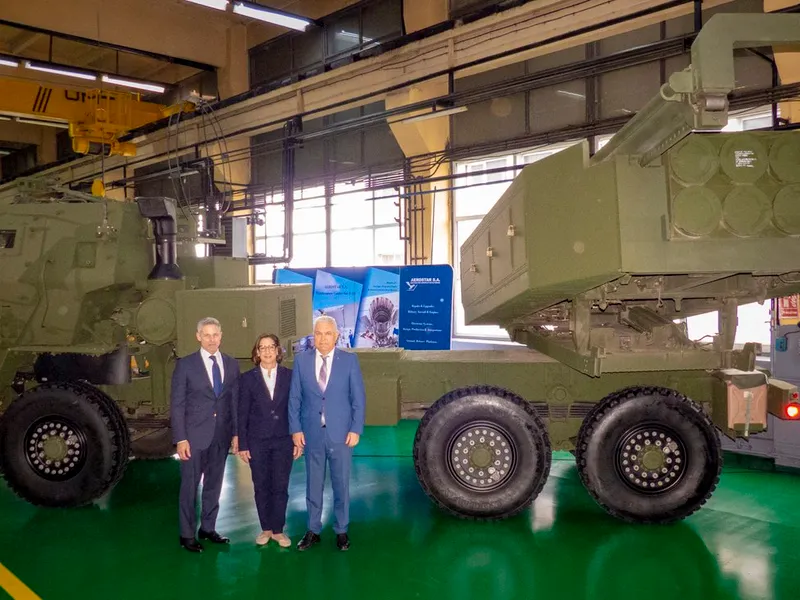 Oficialii români și ai ambasadei SUA la București la inaugurarea centrului de mentenanță Himars de la Aerostar Bacău. Sursă foto, Ambasada SUA la București