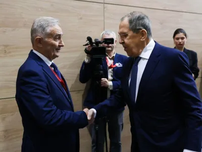 Lazăr Comânescu, dând noroc cu Serghei Lavrov - Foto: X/Lazar Comanescu