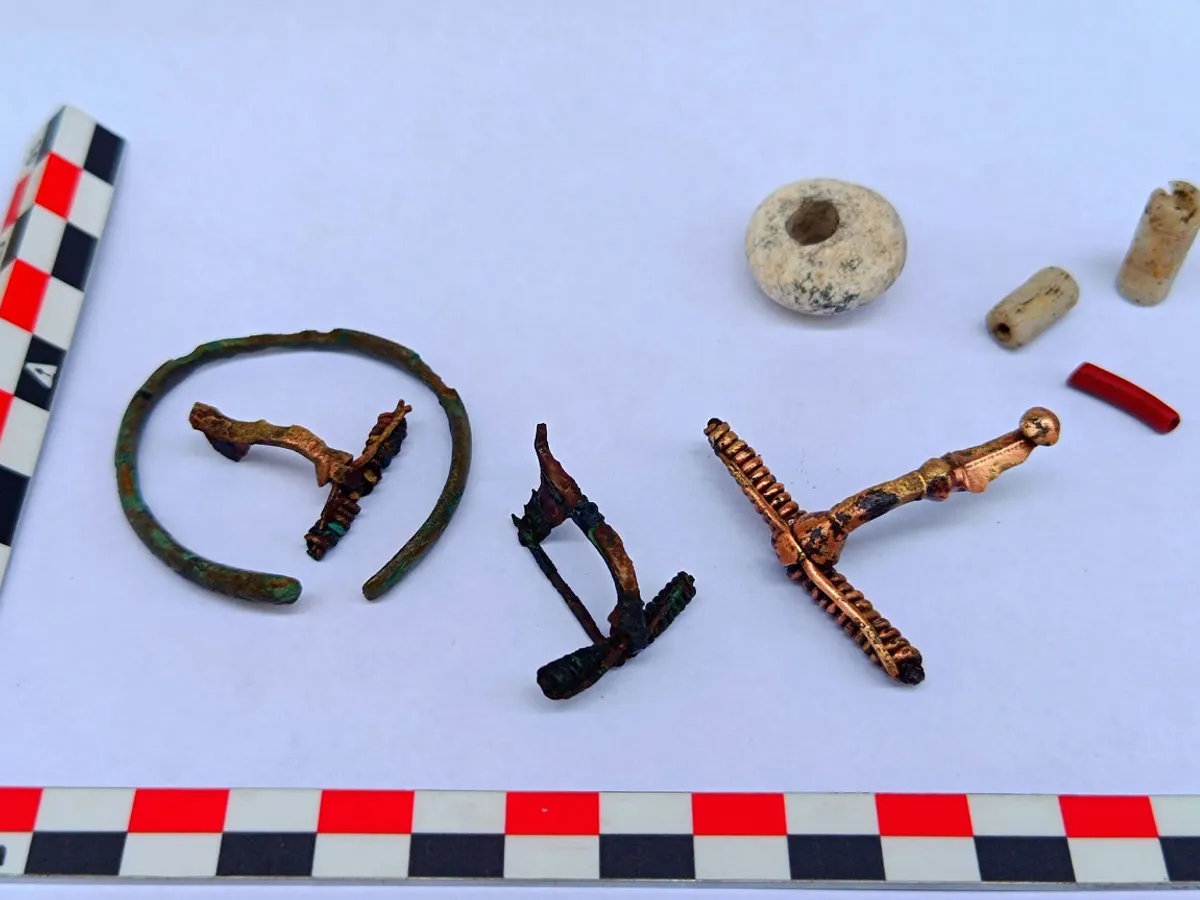 Descoperire arheologică rară. Podoabe ale dacilor liberi au fost găsite pe tronsonul A8, lângă Târgu Neamț