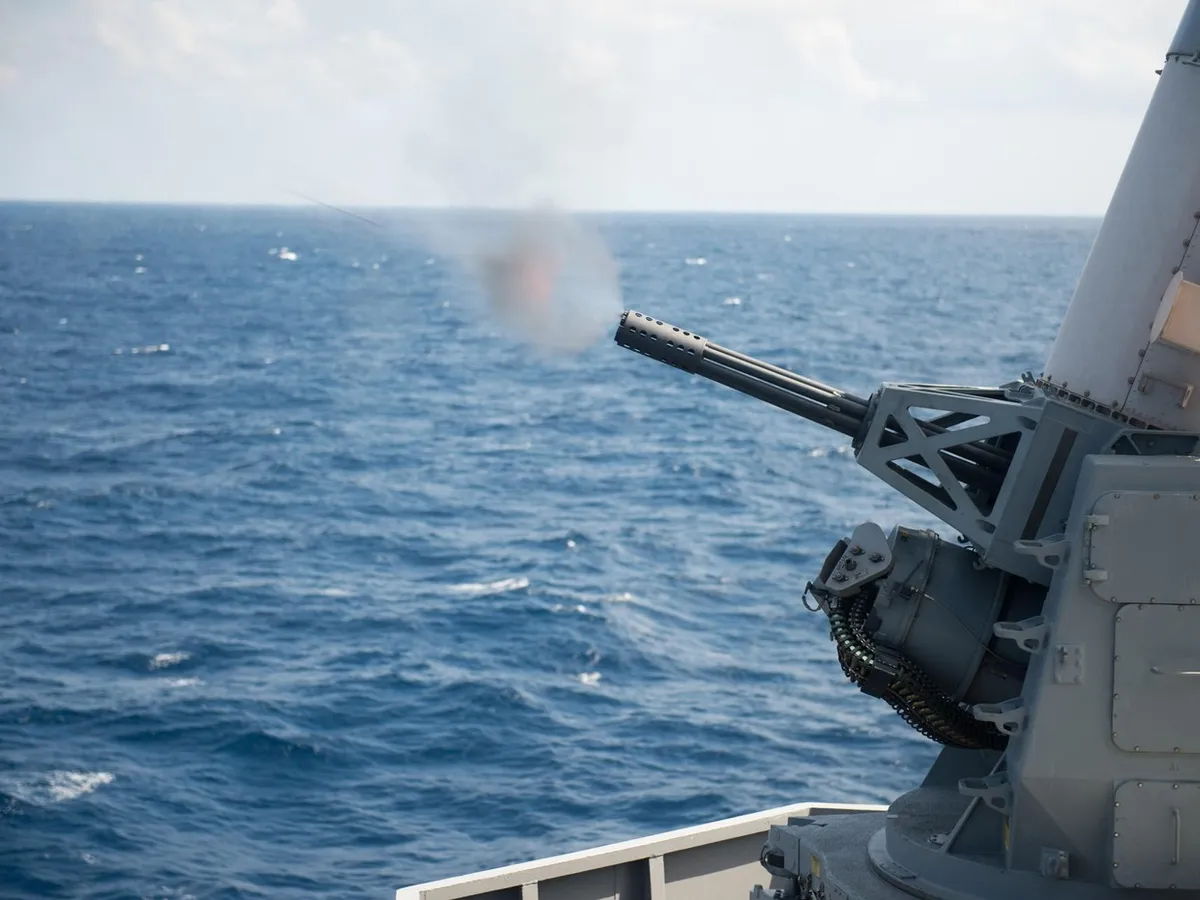 Escaladare în Ormuz: Iranul deschide focul asupra a trei nave comerciale. Mesaje contradictorii de la Trump