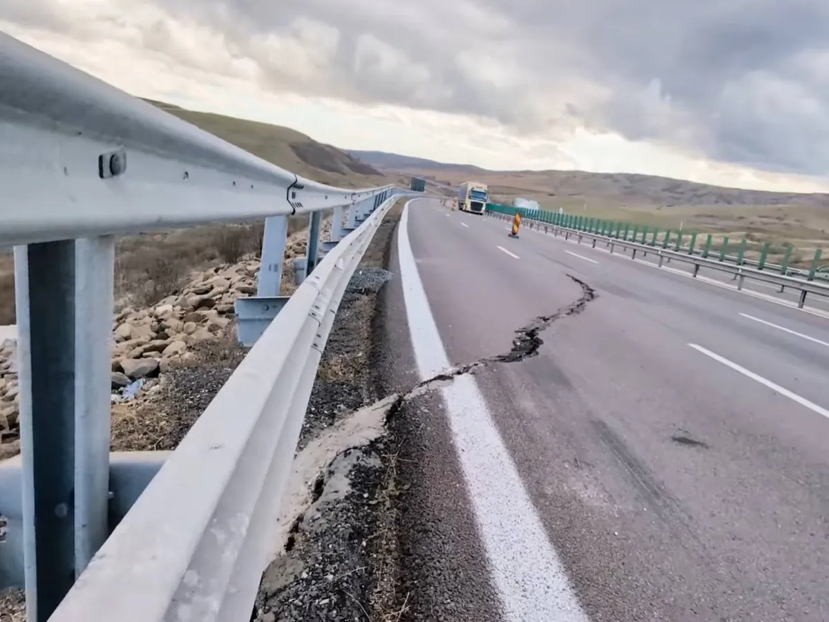 VIDEO Autostrada care a costat 420.000.000 € s-a surpat din nou. A fost inaugurată acum 4 ani