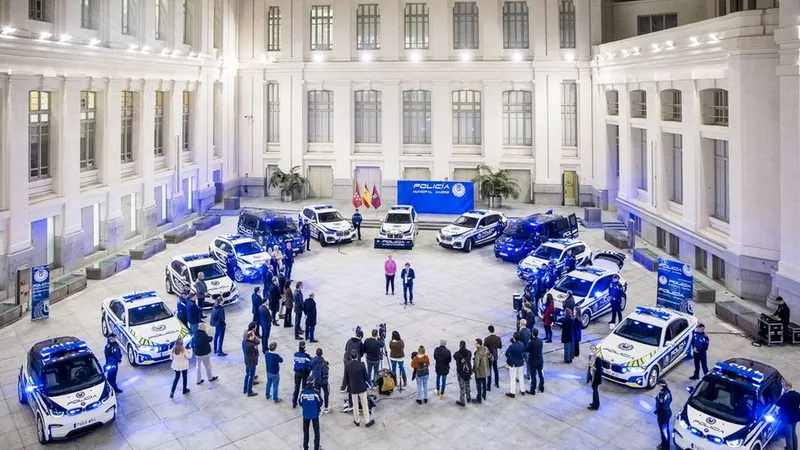 Poliția din Madrid a comandat 169 de BMW-uri, inclusiv un BMW X5 cu plug pentru deszăpezire. / Foto: BMW