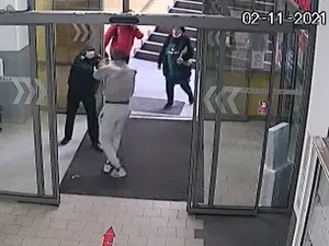 Un polițist local din Vaslui, luat la pumni de un bărbat fără mască la intrarea într-un complex comercial Foto: captură Youtube