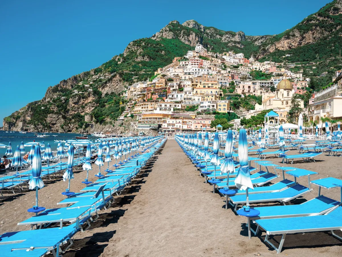 Vacanță la mare fără plajă? Italia luptă pentru a-și proteja coastele. Ce riscă turiștii în acest an?